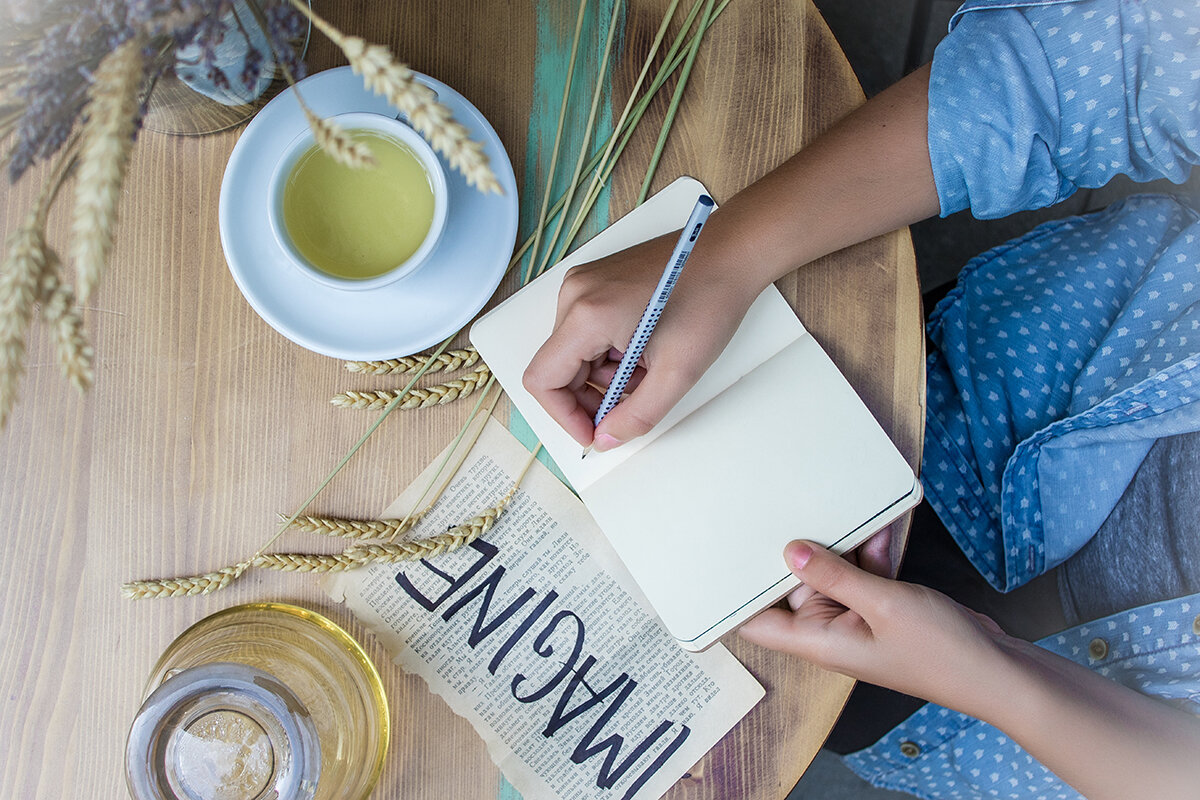 пишет каждое утро. каждое утро. каждое утро это время начать жизнь снова. девушка с блокнотом. если человек просыпается и пишет тебе утром сразу.