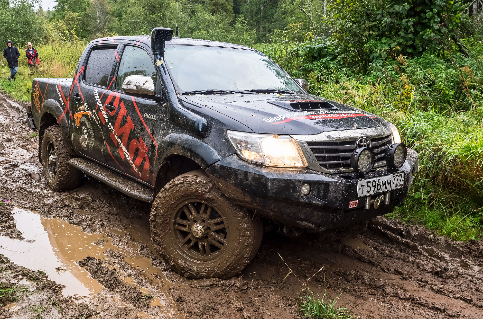 Toyota Hilux на тестах внедорожных шин. Литые диски Off-Road Wheels. Шины GoodYear Wrangler Duratrac 285/75R16