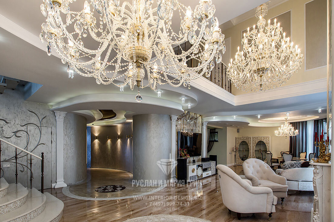 Классические хрустальные люстры в роскошной гостиной