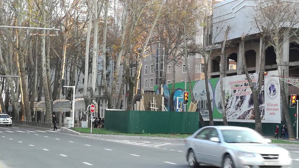 Место будущих курантов уже огорожено, тут начато строительство башнифото Ёкуба Халимова