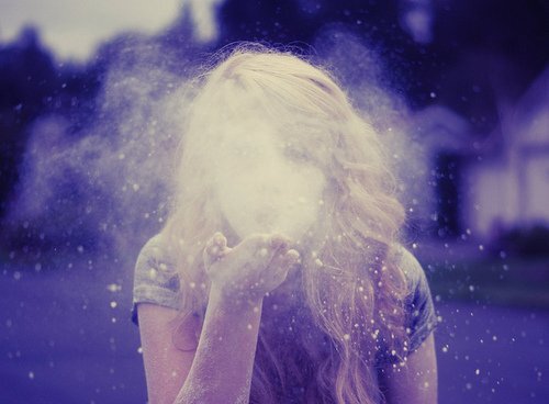 Кому не знакома фраза, Пускать пыль в глаза ? Прежде чем мы перейдем к статье давайте узнаем что означают эти слова…  Пускать пыль в глаза - означает  не что иное, как обманом создавать у кого-либо неверное представление о реальном положении вещей, состоянии чего либо, о своих средствах, способностях ну и конечно возможностях. Итак… Поистине забавная ситуация произошла в 2012 г, в бытность управления регионом губернатора Вячеслава Шпорта.  В апреле месяце региональный «Автоцентр КАМАЗ» отмечает 35-летний юбилей.  На юбилей. как вы можете догадаться, был приглашен и глава региона. Хабаровский Камаз Автоцентр находится на неприметном воронежском проезде. Место я вам скажу то еще…Помимо территории автобазы, и нескольких производственных предприятий, в районе сплошь стоят дряхлых бараки. Практически списанные, и признанные аварийными, но жизнь в них кипит. Если не считать важной транспортной артерии Воронежского шоссе, дороги в этом районе не ремонтировались со времен СССР, и представляли жалкое зрелище. Как говориться, Камазы грязи не боятся, там бы им и ездить, но к приезду главы региона все местное начальство решило подсуетиться. В один из теплых дней апреля (заметьте)за день до мероприятия произошла натуральная спецоперация. Нет это не то что вы подумали…Такое ощущение что соблюдалась некая секретность. В послеобеденное время пригнали технику, Почистили придорожные канавы. Отсыпали все ямы и рытвины щебнем. Укатали все катком. И что самое главное уложили сплошной асфальт..Заметьте именно сплошной, а не ямочный ремонт, видимо ремонтировать то было уже нечего..  Все местные глаз не сводили, радовались что и до них цивилизация дошла…  В итоге получилась очень даже достойная дорога, и кому-то это могло быть зачтено в качестве заслуги, типа прогнулись перед главой региона и тд..….Затаите дыхание…                          
Под самый конец работ , когда взгляду предстал свеженький красавец асфальт протяженностью метров 700-900….Подъехала грузовая машина.. С нее выгрузили мешки с цементом, высыпали на новенький, еще горячий, черный асфальт и стали его разметать вениками и метелками делая его серым и пыльным..….Как вы понимаете, тем самым искусственно состаривая его…Каждому разумному человеку, показалось бы глупостью но Россиянская действительность давно научила нас ничему не удивляться, вовсе. Единственное что приходит на ум, так это то, что эта несчастная дорога видимо давно значится отремонтированной, а деньги в свое время выделенные на ремонт давно попилены....  Хочется пожелать одного…Чтобы наши градоначальники , Главы регионов, Полпреды и тп, по чаще объезжали глубину и периферию. Глядишь, хоть что то, пусть даже и на показуху, но начнет меняться.  