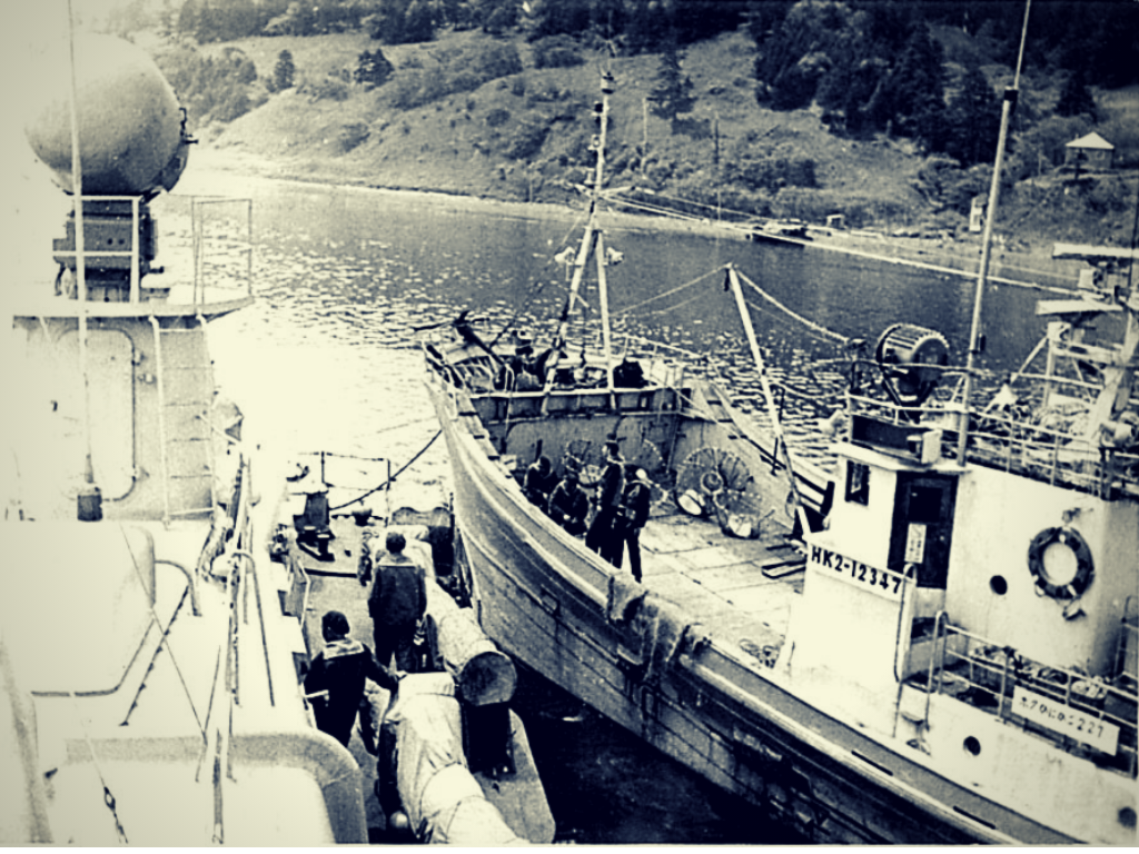 ПСКР конвоирует судно нарушитель на ФП, 70-е гг.