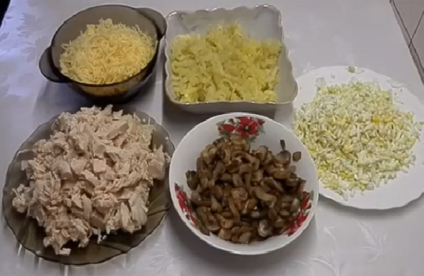 Чисто новогодний салат из простых продуктов — «Куранты»