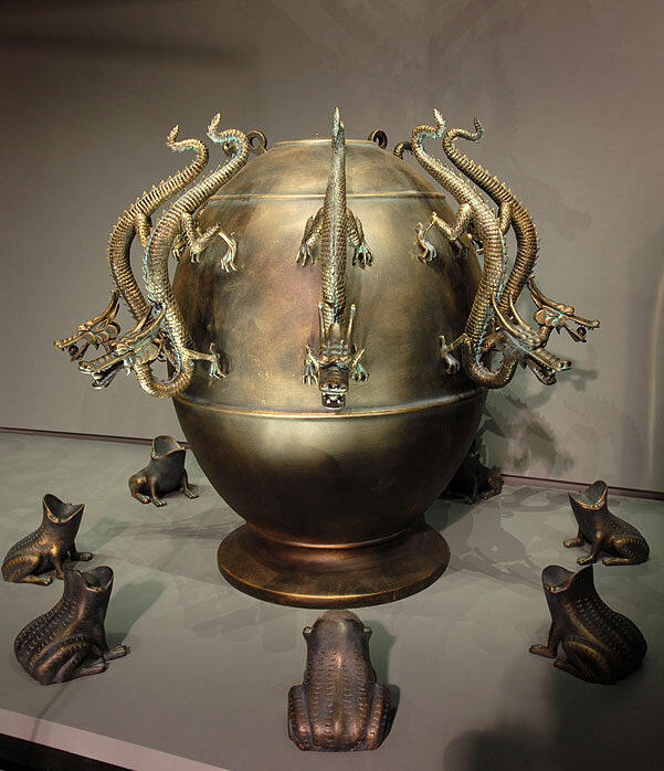 На самом деле на фото представлены макеты сейсмографа, оригинал к сожалению не сохранился.