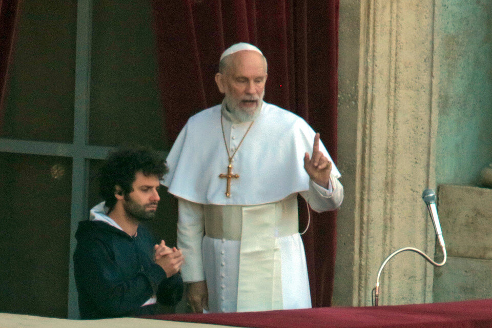 Джон Малкович на съёмках «Нового Папы»