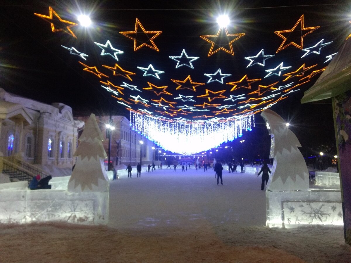 Каток на московской площади кемерово. Каток в городском саду Томск.