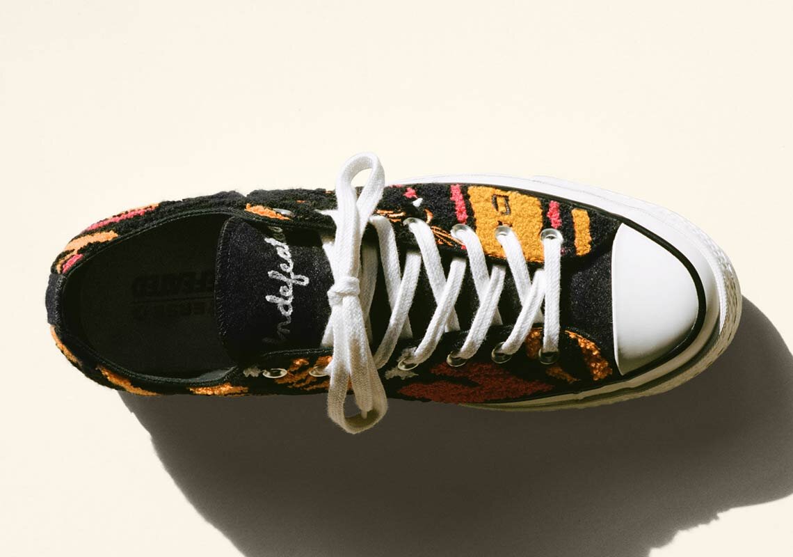 Вдохновленные классическими одеяниями американских индейцев, UNDEFEATED x Converse Chuck 70 Ox никого не оставит равнодушным своим ярким и вызывающим стилем.