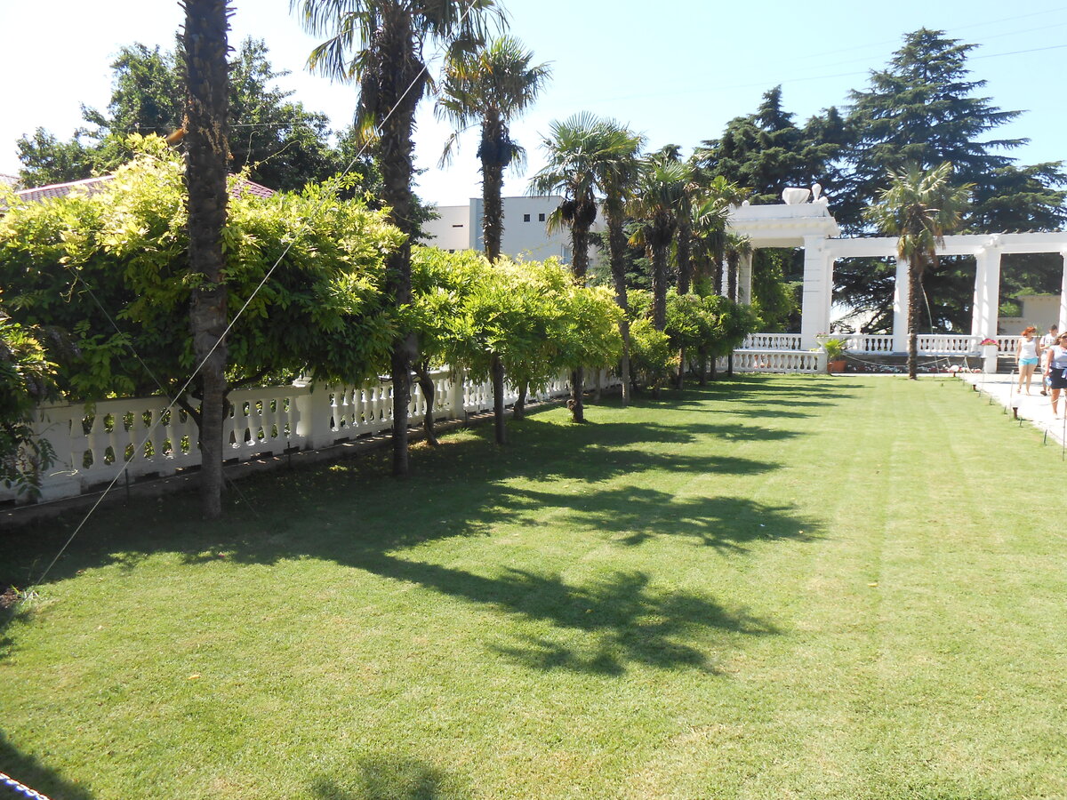 Но к сожалению за этой площадью нам открылся не совсем восхищающий  пейзаж, так как  аллея с цветами и клумбами, которые находились чуть ниже были наполнены завявшими  и пожухшими цветами. 