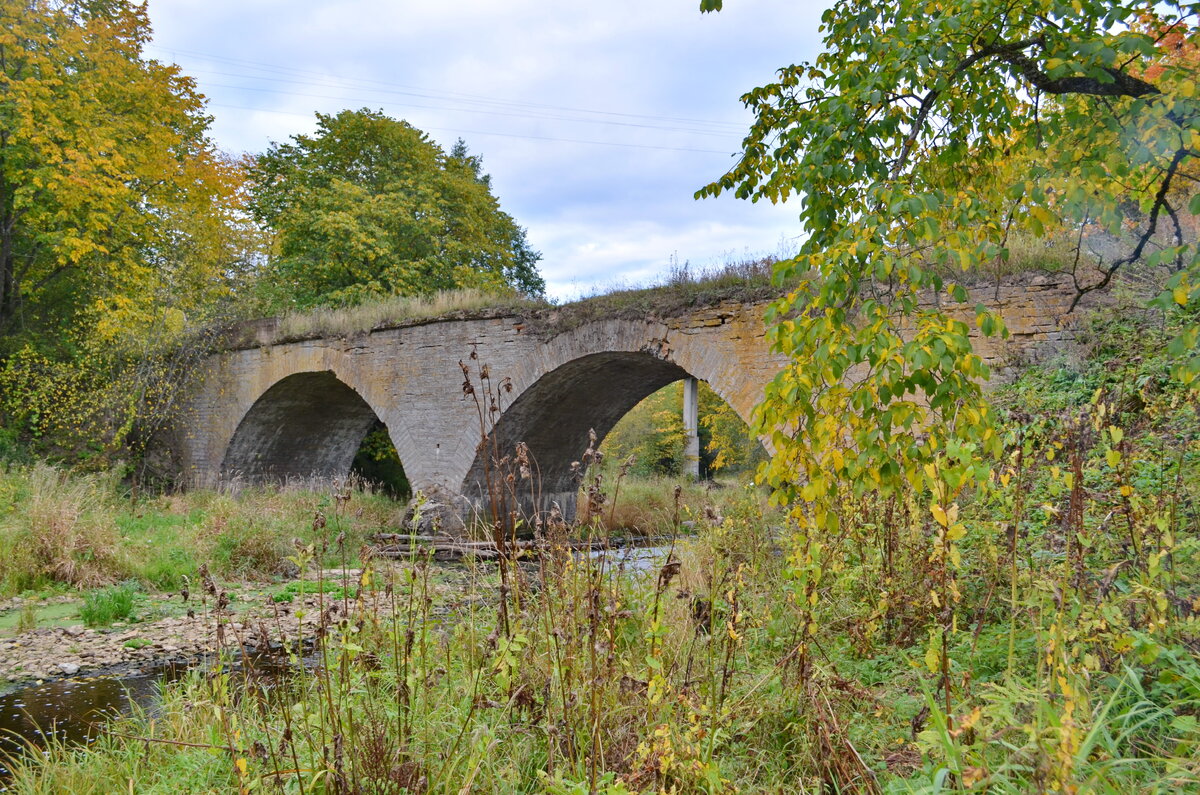 Остатки старого моста через Лаву