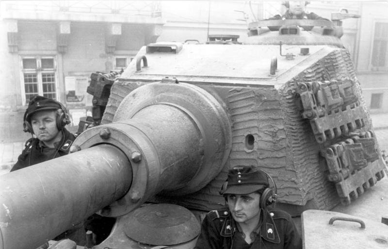 Pz.Kpfw VI Ausf. B в Бушапеште. Башня танка покрыта циммеритной пастой. С конца 1943 года было приказано наносить состав на всю выпускаемую бронетехнику