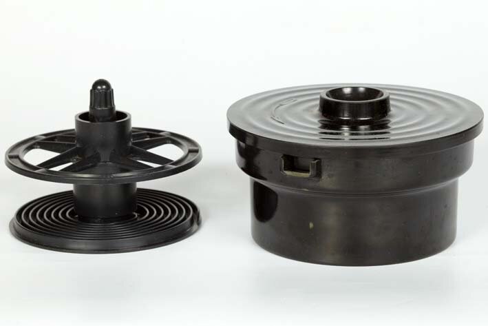 35-мм фотобачок, внизу спираль куда надо было уложить пленку в полной темноте.