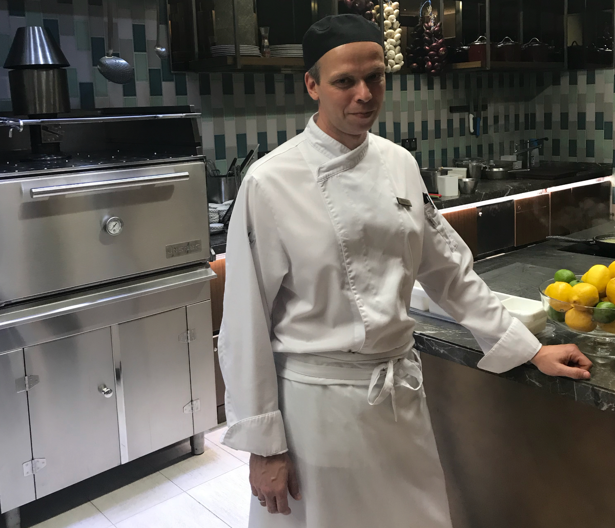 Ну давайте знакомиться. Меня зовут Николай, мне 47 лет и вот уже три года, как я кондитер. 
Что было до этого? Много чего. Высшее техническое образование в Московском Авиационном Институте, работа программиста и руководителя строительно-монтажных проектов, собственная строительная компания (не всероссийский монстр, конечно, но и вполне себе самостоятельная с крупными объектами). В общем ничего даже близко похожего на пищевую промышленность.