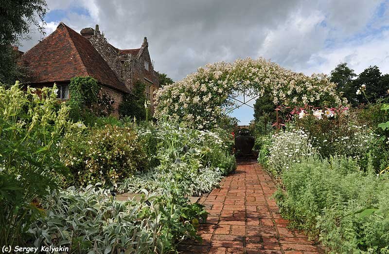 Белый сад Сиссингхёрста, Великобритания