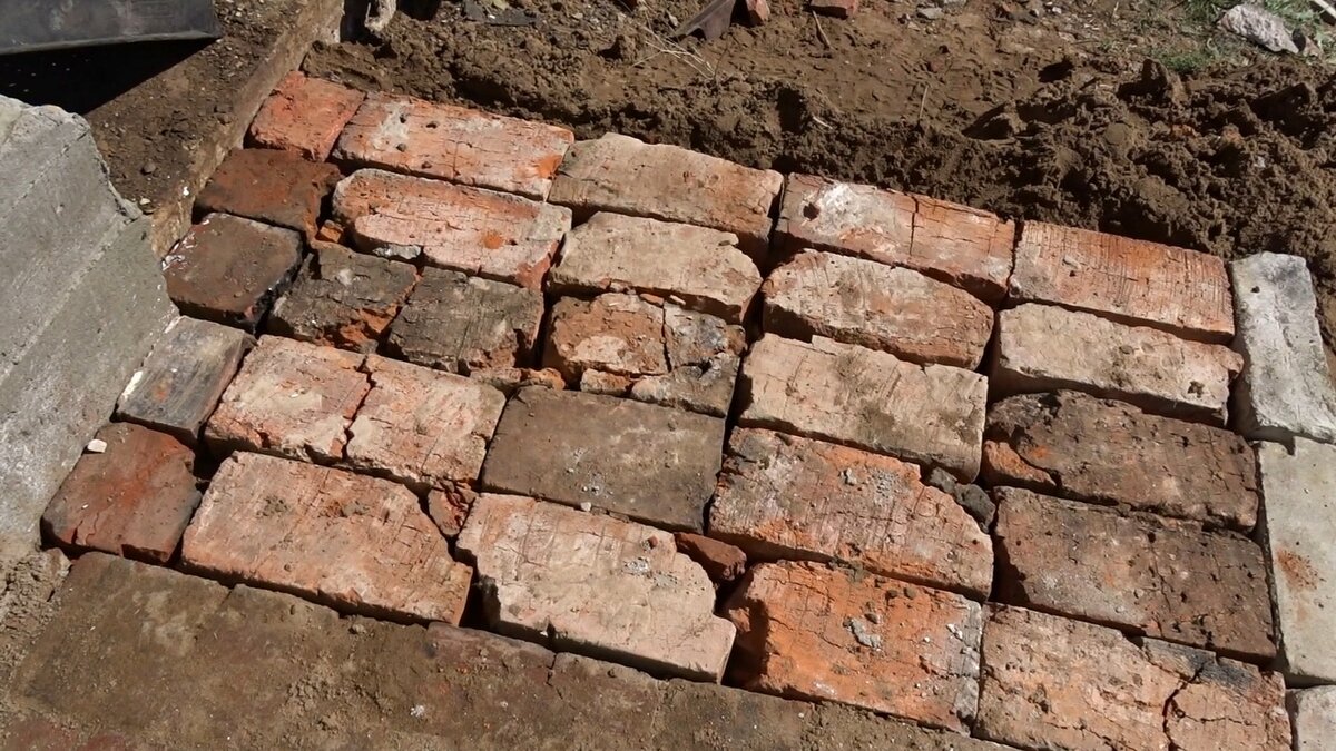 Садовая дорожка из кирпича своими руками//Кирпич вместо тротуарной плитки//Garden  path of bricks | ЖИВЕМ в Своем доме | Дзен