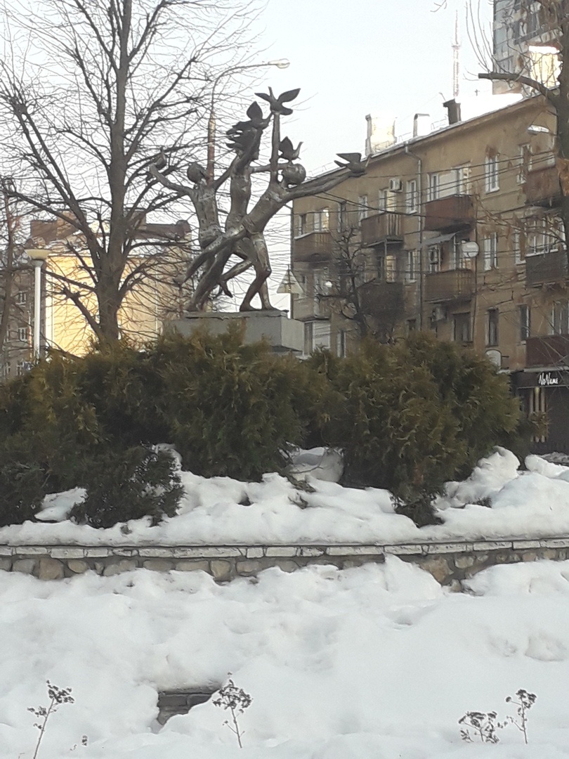 вот такая вот любопытная клумба-статуя по дороге попалась