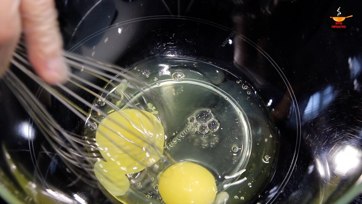 Яйца слегка взбиваем венчиком.Добавляем щепотку соли и 80 гр сахара. Затем вливаем 600 мл кефира и перемешиваем. Далее в другой миске смешиваем муку с разрыхлителем и содой. И просеиваем сухие ингредиенты в кефирную смесь.  просеиваем сухие ингредиенты в кефирную смесь. Слегка размешиваем венчиком.