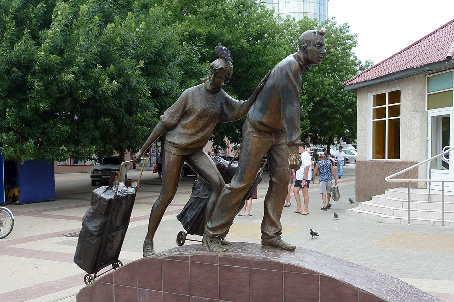 фото из интернета Этот памятник установлен в Белгороде. И всем, включая голубей, на этих людей - "на.....ть". Такое было время....