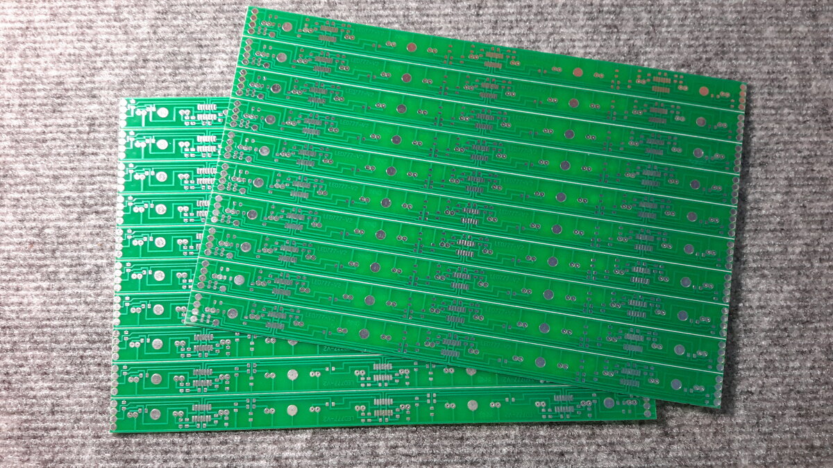 Вид со стороны дорожек.