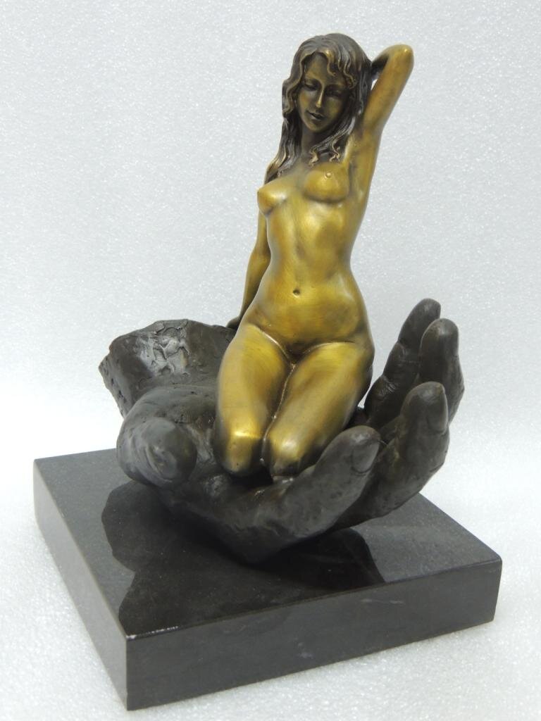 Женская статуэтка