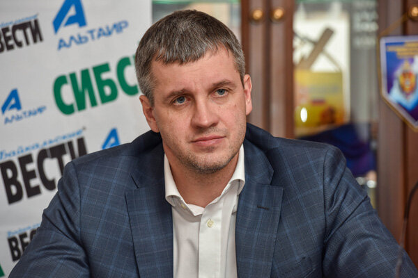  Чтобы не гадать, этот человек - Заместитель Губернатора - руководитель аппарата Губернатора и Правительства Иркутской области Дмитрий Чернышов выглядит именно так