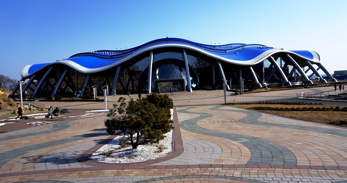 Собственно сам океанариум в форме ракушки