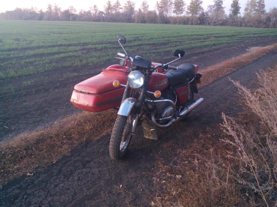 Мотоцикл ИЖ В деревне