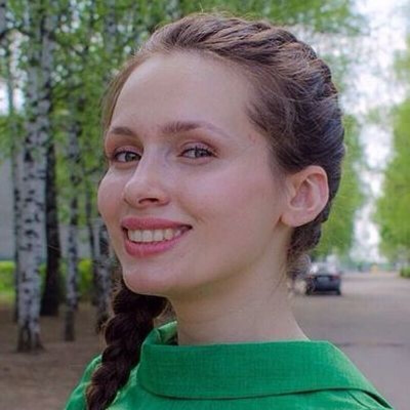    Ведущий программы  Юлона Стоянова Россия 
  