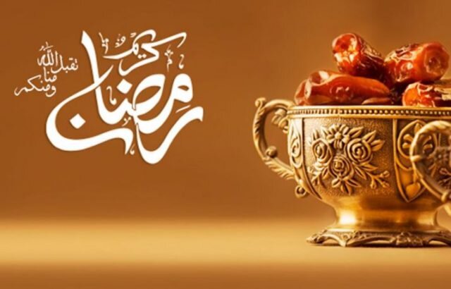 Уважемые братья и сестры! Ин ша Аллах, 6 мая 2019 года наступает Священный месяц Рамадан. Здесь мы публикуем "часто задаваемые вопросы" исходя из опыта прошлых лет. Вопрос: Можно ли держать оразу, если я не читаю намаз?Azan.kz: Да, можно. Так как ораза - один из пяти столпов Ислама. Инша Аллах, Ваш пост будет принят Всевышним. Вопрос: Что нужно говорить перед сухур?Azan.kz: Намерение поста (нийат): «Я намереваюсь соблюсти пост месяца Рамадан ради Всевышнего Аллаха». Вопрос: Что нужно говорить перед разговением (ауыз ашу)?
Azan.kz: Слова, которые произносит постящийся при разговении: «Захаба ззама-у уабталлятиль-‘урукъ, уа сабаталь-аджру инша-Аллах» Ушла жажда, и жилы наполнились влагой, и награда уже ждет, если будет угодно Аллаху». (Абу Дауд 2357) «Аллахум ма, лякя сумту, ва бикя аманту, ва 'аляй-кя таваккяльту, ва 'аля ризкыкя афтарту»
Перевод: «О Аллах, ради Тебя я постился, в Тебя уверовал, на Тебя положился и дарованным Тобой разговелся". Вопрос: Что лучше всего делать во время поста?
Azan.kz: Вам стоит проявить усердие в поклонения, раздавать милостыню, делать добро людям, читать Коран. Если есть возможность взять отпуск во время поста, лучше сделать это, дабы больше времени прибывать в мечети с намерением поклонения Всевышнему. Вопрос: Насколько важно принимать сухур? Если я проспал сухур и в течение дня ничего не ел и не пил, не будет ли это считаться нарушением?
Azan.kz: Если Вы не встали утром на сухур, то это не нарушает пост. Главное условие, до ифтара нельзя есть и пить. Но старайтесь не пропускать сухур. В Рамадан Пророк, да благословит его Аллах и приветствует, спешил сделать разговение сам и побуждал к этому других. Кроме того, он, да благословит его Аллах и приветствует, побуждал людей обязательно принимать пищу до утренней зари и по возможности делать это перед самым рассветом.  Посланник Аллаха, да благословит его Аллах и приветствует, сказал: «Всё время сухура является благословенным, так не упускайте же его, и пусть каждый из вас выпьет хотя бы глоток воды, ибо, поистине, Аллах и Его ангелы благословляют тех, кто ест, или пьёт перед рассветом» (Ахмад). Вопрос: Важно ли спешить с разговением? 
Azan.kz: Посланник Аллаха, да благословит его Аллах и приветствует, говорил: «У каждого все будет хорошо до тех пор, пока они будут спешить с разговением». (Аль Бухари № 1957, Муслим № 1098) Вопрос: Чем лучше всего разговляться?
Azan.kz: Посланник Аллаха, да благословит его Аллах и приветствует, говорил: «У кого есть финики, пусть разговляется ими, а у кого их нет, тот пусть разговляется водой, ибо она очищает». (Ахмад № 15798, Ат Тирмизи № 695, Абу Дауд № 2355) Вопрос: Можно ли кушать после фаджр намаза до восхода?
Azan.kz: После фаджр намаза - кушать нельзя. Необходимо прекратить прием пищи за 10 минут до наступления рассвета. «Ешьте и пейте, пока вы не сможете отличить белую нитку рассвета от черной, а затем поститесь до ночи». (Коран 2:187) Вопрос: Если по забывчивости, днем я принял пищу, выпил воды, нарушается ли мой пост?
Azan.kz: Прием пищи и воды, совершенные по забывчивости пост не нарушают. Как только вы вспомните, что вы постящийся - вам необходимо незамедлительно прекратить прием пищи. Есть хадис Пророка, да благословит его Аллах и приветствует: «Кто поел или попил, забывшись, пусть продолжает свой пост, ибо это Аллах накормил его и напоил». (Аль-Бухари № 6669) Вопрос: Можно ли поститься непрерывно, например, 2 дня подряд, без разговения?
Azan.kz: Нет, нельзя.
