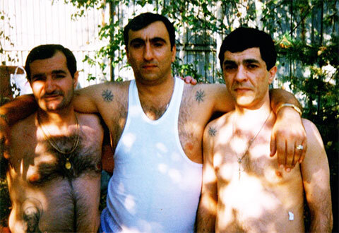 Слева воры в законе: Гиви Лазгиян (Гиви Маленький), Гачик Асатурян (Гагик) и Камо Сафарян (Камо Горьковский) (фото: Прайм Крайм) http://www.mzk1.ru/2019/01/samyj-razyskivaemyj-vor-v-zakone-kamo-gorkovskij/