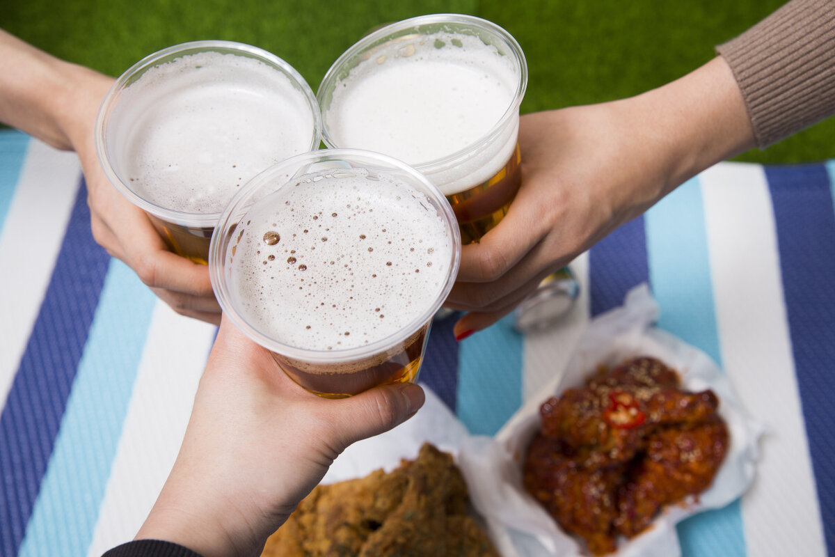 Южнокорейцы  так любят сочетание жареной курицы и холодного пива, что здесь даже  есть отдельное название, «chimaek», портманто из слов «курица» и  «мэкджу» («пиво» на корейском языке). (123rf)
