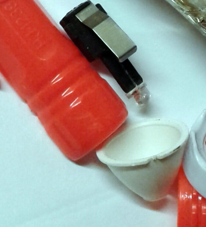 Черненькая штучка это и есть блок со светодиодом от фонаря.