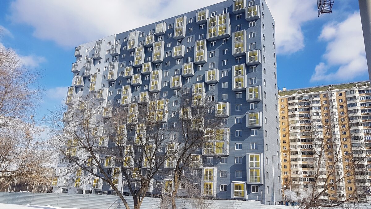 Добровольно-принудительно жители этих пятиэтажек должны получить новые квартиры в этом замечательном дома по адресу Матвеевская, 11. Ближайшие станции метро - "Кунцевская" и "Мичуринский Проспект" - обе на расстоянии 2.5 км (!). Однако, строится Большая Кольцевая Линия с ее "Давыдково" (700м) и "Аминьевским Шоссе" (900м). Так что пешая доступность через 3-4 года тут, безусловно, будет. Ну и место в целом поспокойней. Наверно