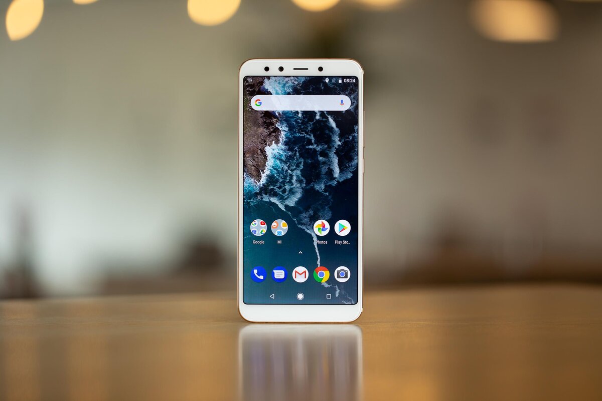 На фото Xiaomi Mi A2, входящий в программу Android One