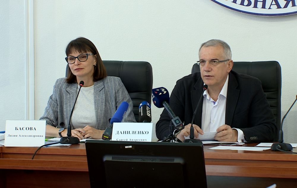 Глава Севастопольского горизбиркома Сергей Даниленко и его заместитель Лидия Басова. Фото: севлайф.ру.