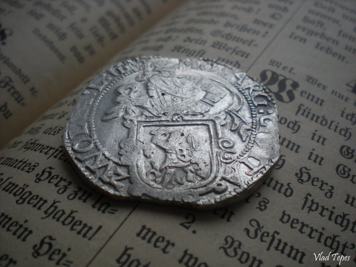 На фото представлен даальдер (лёвендаальдер), отчеканенный из серебра 750 пробы (нормативный чистый вес серебра - 20,736 г, общий - 27,648 г.) в 1646 году в городе Зволле Республики Соединённых Провинций Нидерландов (официальное полное название: Республика Семи Объединённых Нижних Земель, нидерл. Republiek der Zeven Verenigde Nederlanden) - европейского государства, образовавшегося в результате победы Нидерландской буржуазной революции XVI века. Первоначально монета выпускалась для внутреннего обращения Нидерландов, но вскоре - только для торговли в Леванте. На лицевой стороне даальдера изображён рыцарь в доспехах с гербовым щитом провинции (персонификация освободительной войны от испанской оккупации), изображение рыцаря обрамляет круговая легенда "MO:ARG:CIVITA:ZWOL:A:L:IMP", что переводится на русский как: "Серебряная монета города Зволле".