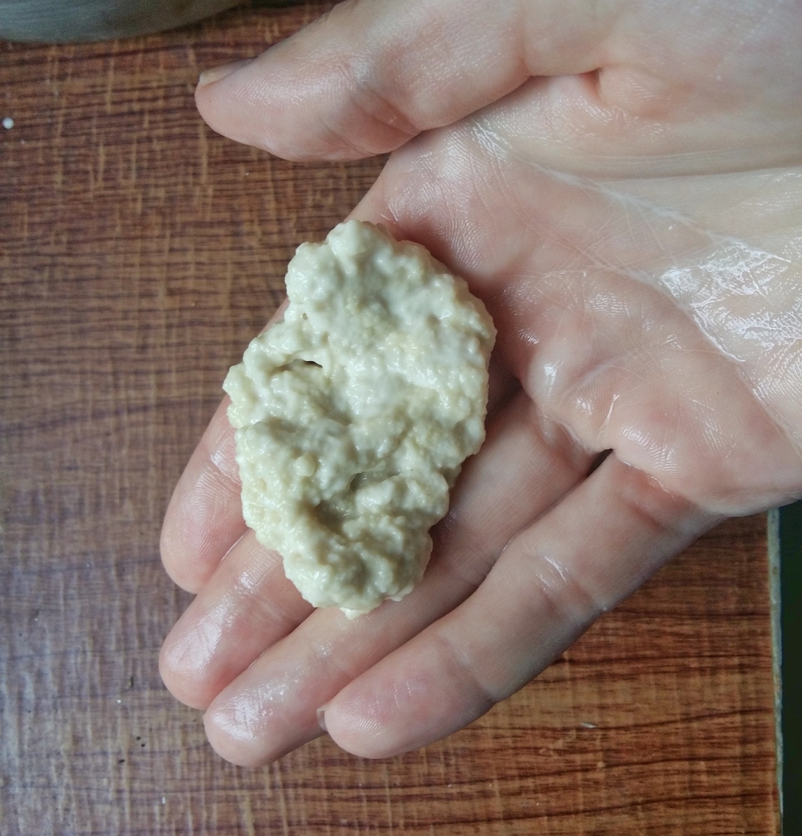 Получившаяся у меня клейковина. Даже если ее в Вашей муке много(как у меня), то все равно стоит ее добавить - тесто будет пышнее!