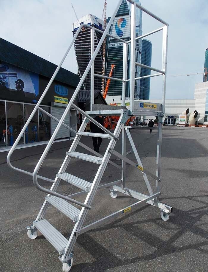 Передвижная лестница-стремянка для склада, производства и магазина 