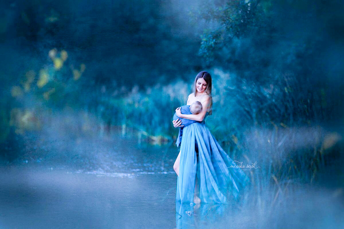 📝В инструкции ко многим отечественным препаратам указано, что они противопоказаны при кормлении грудью.
Однако эта информация часто бывает недостоверной.
Дело в том, что исследования на совместимость мед.препаратов с грудным вскармливанием очень затратны. Многие фарм.компании экономят на этом и поэтому указывают период лактации как противопоказание.

❗❗Но есть хорошая новость!
Многие препараты всё же исследуют в других странах. 
Поэтому существует международный сайт e-lactanciya, на котором размещены все данные о совместимости лекарств с гв. Необходимо лишь правильно указать действующее вещество, а не его фармакологическое название.
И как правило, оказывается, что большинство мед.препаратов имеют очень низкие риски для младенцев при приёме их мамой во время кормления грудью.

💊Бывает однако,что лекарство всё же не совместимо с грудным вскармливанием.
Нужно ли в этом случае сцеживаться после выпитой таблетки или сделанного укола?

👉Мы знаем, что грудное молоко производится из плазмы крови. Если препарат и попал в молоко, то выйдет он из него только тогда, когда выйдет из крови.
 Вы сцеживаетесь, но из вашей крови снова производится молоко, в которое попадает этот препарат. Есть смысл такого сцеживания? Нет!

❗Как только препарат выйдет из крови, он выйдет и из грудного молока. Период полувыведения препарата смотрите в инструкции. Эту цифру необходимо умножать на 5. Так вы получите время выведения препарата из вашего организма.
В таком случае есть смысл сцеживать грудное молоко только для поддержания лактации, то есть, вы пропускаете кормления, а вместо них сцеживаете грудь.

Приходилось ли вам принимать лекарства, несовместимые с гв? 
