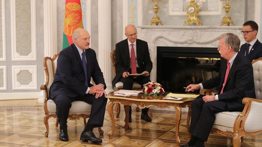 Президент Белоруссии Александр Лукашенко и советник президента США по национальной безопасности Джон Болтон во время встречи. Фото: REUTERS/Nikolai Petrov/BelTA