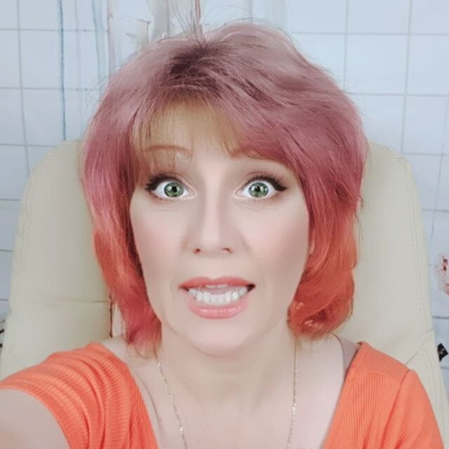 на фото Лена Воронова (селфи)