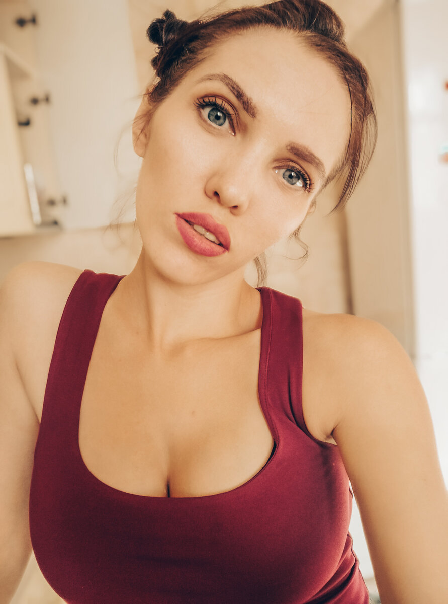 А давно ли вы себя трогали? Это психологическая расстановка! 
Если вы подумали, что это про теребоньканье своей мандолины, то нет) Это о другом. Хотя...если её вы тоже не теребонькаете, то и об этом. Может засохнуть)

Но речь всё же обо всём теле. Помните ли вы какая у вас на ощупь подколенка? Локоть? Какой переход от талии к бёдрам? Полезно себя наглаживать с головы до пят. Представьте, что ищете клеща. Тщательно так.

Для чего это? 
Чтобы знать своё тело на ощупь🤷 Ваш интеллект немного оторван от . Хорошо  как можно чаще "возвращаться в тело". Знать, что это вы, вот такая на ощупь. Вот с таким бугорком на лопатке. Это самопознание. 
Ну и, конечно, самоосмотр на заболевания)
И всё это без шуток.
Мужчин тоже касается.
Это прибавляет ощущение уверенности в себе. Помогает подружиться с собой.
Как успокоить себя. Как долюбить себя.
Как вам упражнение?
____