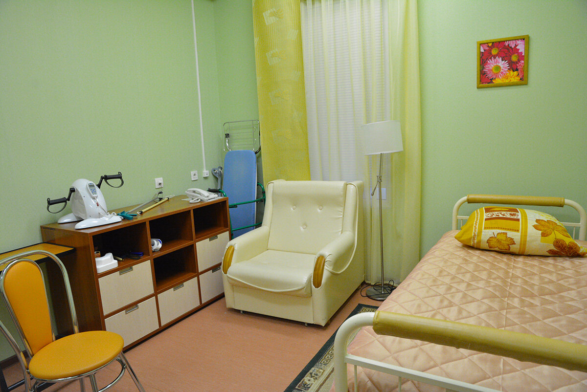 Жилье для инвалидов 1 группы. Комната для инвалидов. Спальня для инвалида. Спальная комната для инвалидов. Комната для ребенка инвалида.