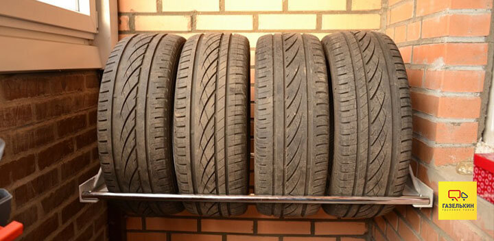 Вариант хранения летних шин на застекленном балконе