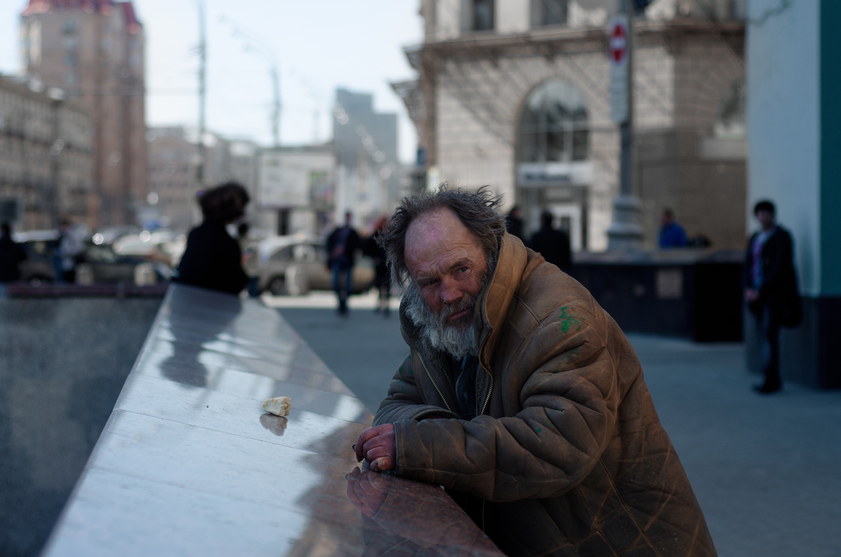 Бомжи в метро москвы