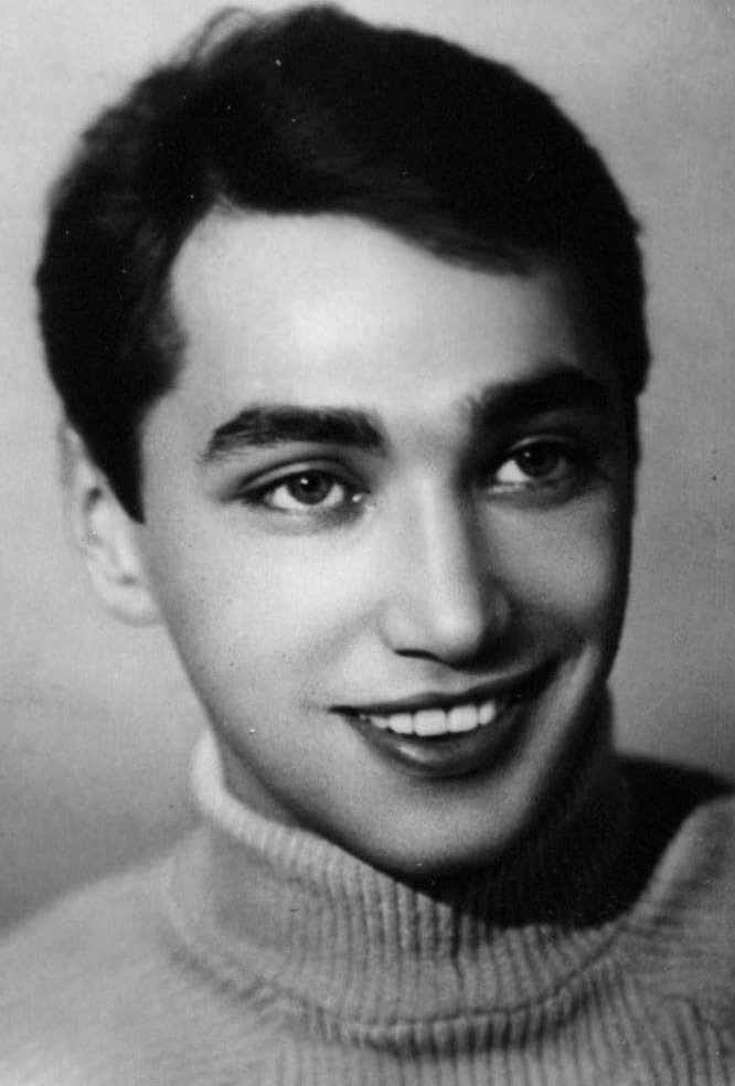 Здесь он еще угловатый подросток, но вскоре станет одним из первых красавцев ГИТИСа - фото из свободных источников