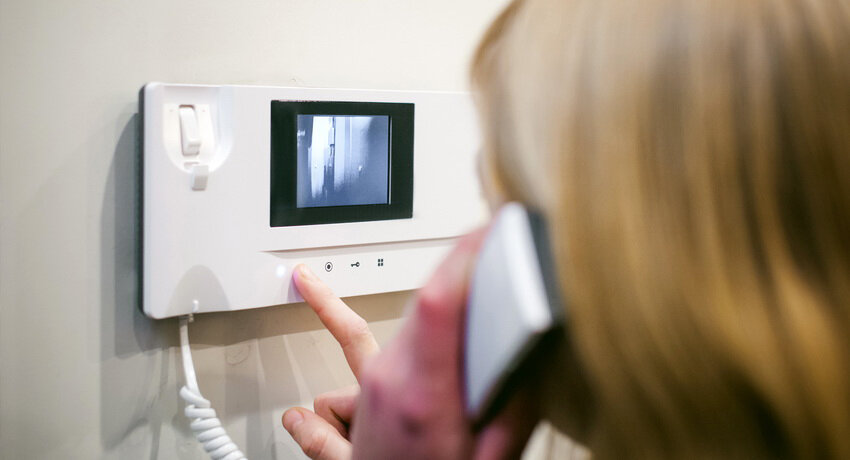 Вы можете посмотреть, кто пришёл к вам и только после этого решить, стоит ли открывать дверь