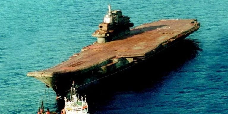 На данном фото изображён заброшенный авианосец Рига до того, как он стал Ляонином в 2012 году. 