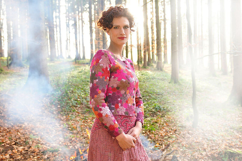 Вязание в этой технике,довольно кропотливая работа, каждый цветок,элемент привязывается в процессе вязания последнего ряда или в конце работы путем сшивания иглой!