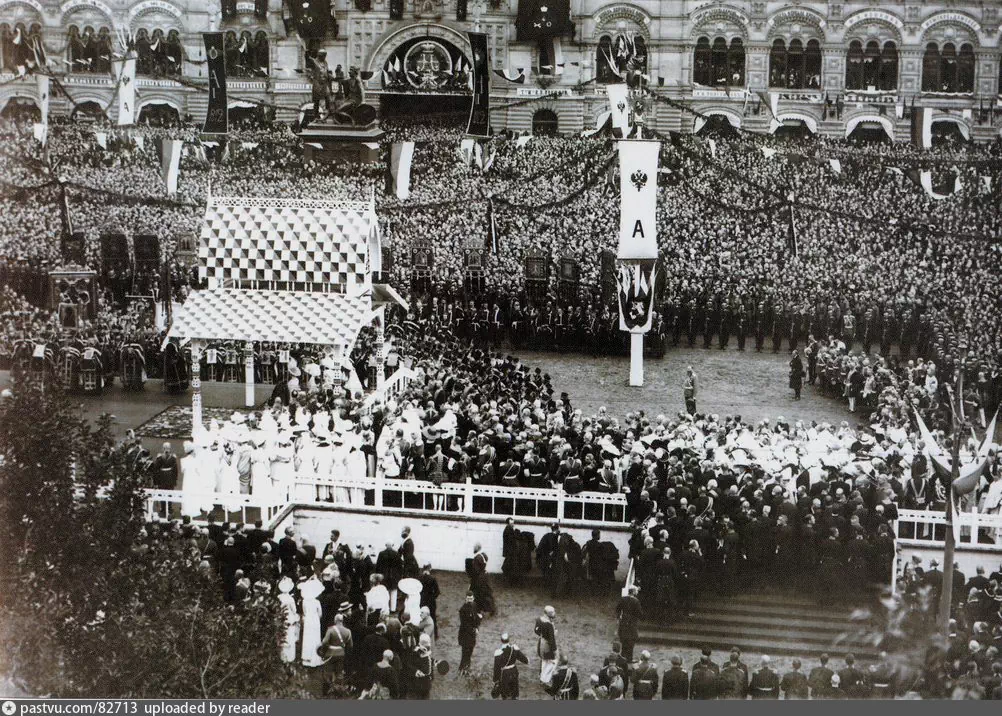 Торжественный молебен на Красной площади в присутствии царской семьи по случаю 100-летнего юбилея Отечественной войны 1812 года. 30 августа 1912 года