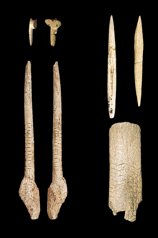 Инвентарь и украшения из костей.  
Возраст 15–16 тыс. лет